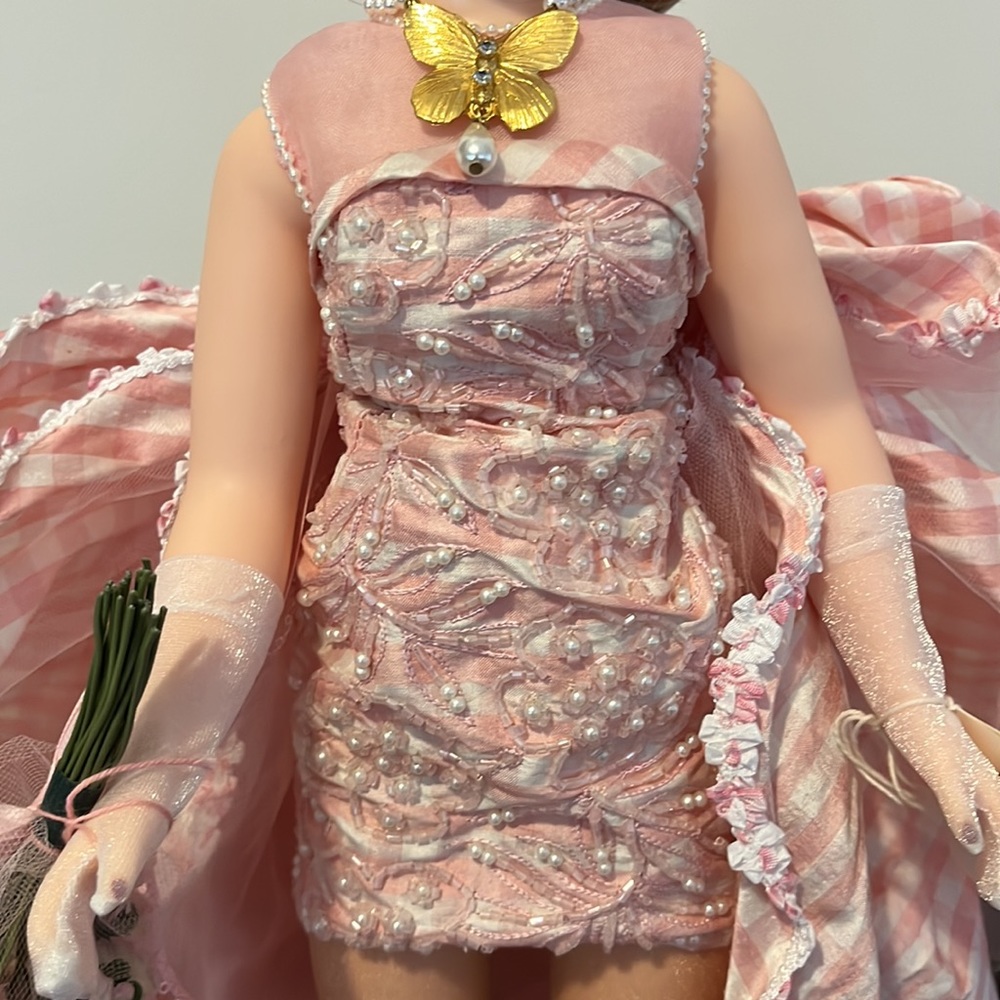 🦋 Madame Alexander’s 20” Peony and Butterfly Wedding Gown #22240 - Picture 4 of 12